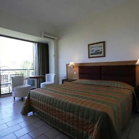 Hotell May Beach Hotel
