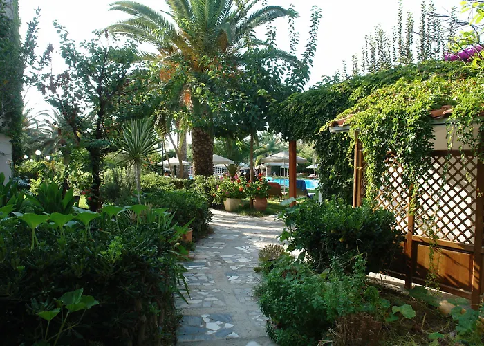 Готель May Beach Hotel